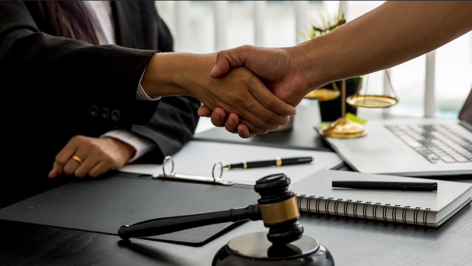 The Difference Between a Divorce Lawyer and a Divorce Attorney Explained