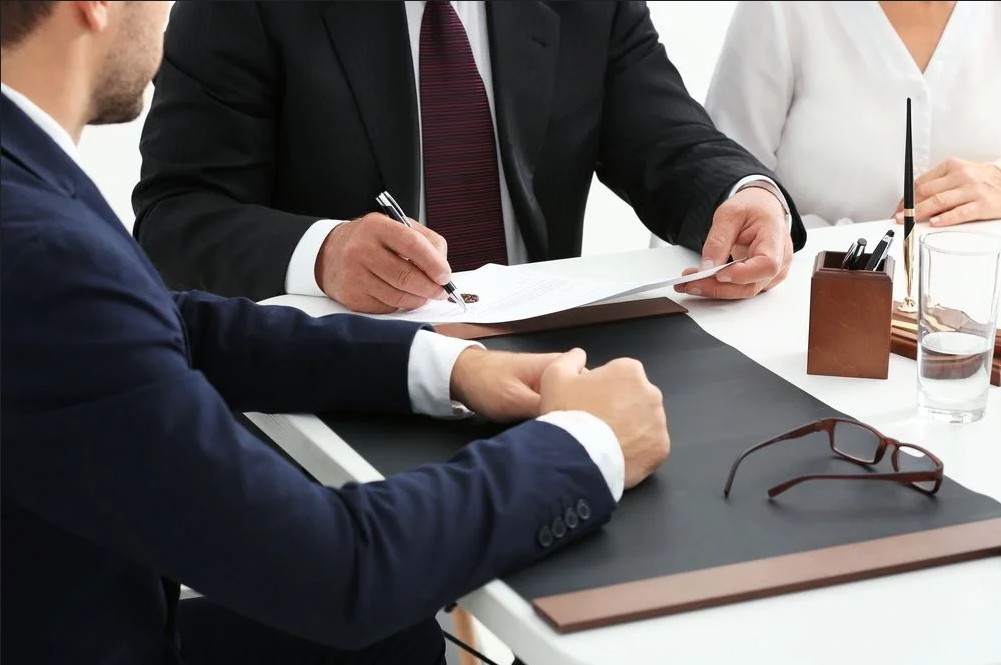 How a Kansas City Traffic Attorney Manages Your Case From Start to Finish 
